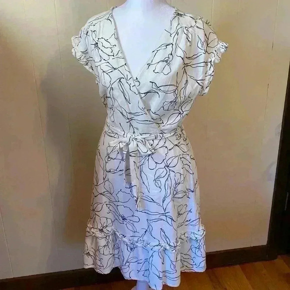 Monteau Los Angeles Size Medium White/Black Floral Linen Blend Wrap Style Dress. - Picture 2 of 13